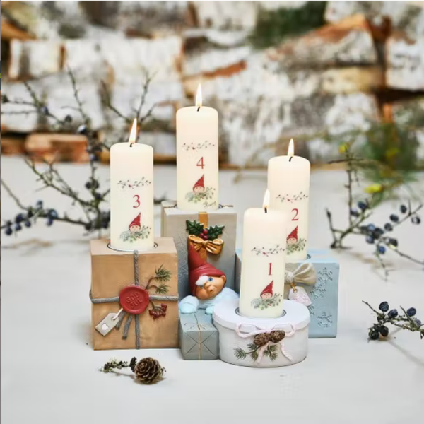 KLARBORG Advent Kerzenhalter mit Wichtel Bjarke aus Polyresin 24 x 12 cm